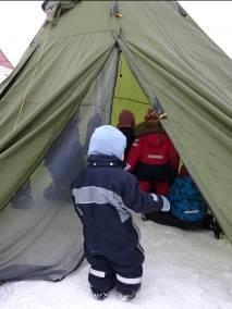 Barna deltok i oppsettingen noen holdt i teltduken, noen passet på pluggene, mens andre gjemte seg under