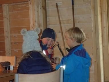 Barn husker godt, og barn liker å samle naturmaterialer. Det ser vi hver dag Barn liker også å skape og lage, det å være kreative og få utfolde seg.