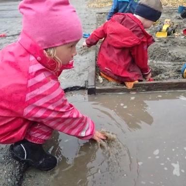 Vann ble fylt i stier rundt borgen, i hull ja, der det passet seg. Isabell forklarte: Prinsessa bor på toppen, heksa bor der, sammen med prinsessa, og vi er faktisk venner. Ja, ikke med dragen.