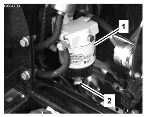 Vedlikehold av drivstoffsystem 1. Plasser en ren beholder under drivstoffilteret. 2. Løsne tappepluggen på bunnen av filterboksen (Figur 50). Stram til pluggen etter tømming.