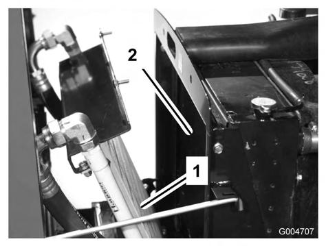 Fjern knottene (Figur 61) som fester oljekjøleren til rammen. Figur 62 1. Oljekjøler 2. Radiator 4. Vipp oljekjøleren tilbake på plass.