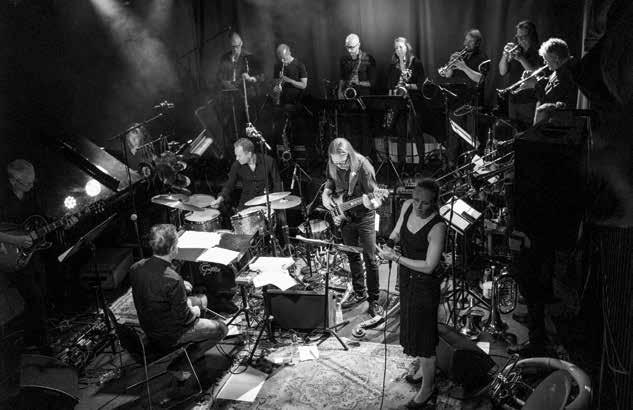 Ensemble Denada (Foto: Kongsberg jazzfestival) Andreas Backer har vært musikalsk leder, og Elin Rosseland har vært produsent.