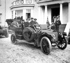 Bilen til Sam Eyde. Her er kongen og noen fra følget hans også avbildet. ( Foto fra boka) Det ser til at bilen er til stor ulempe for hestekjerrene.