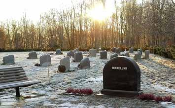 Minnelund i Ramnes Til sommeren skal det legges til rette for en minnelund på kirkegården i Ramnes. Fra før er det etablert en minnelund med eget urnefelt i Våle.