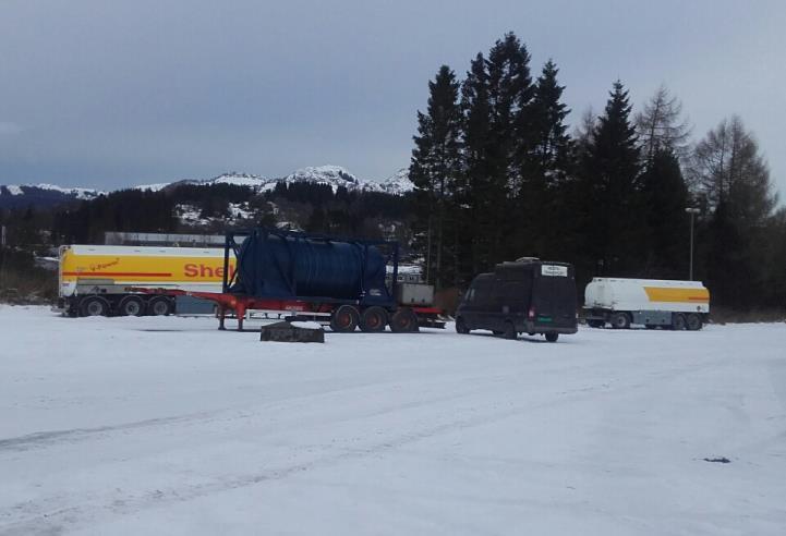 inntil vassdraget. Figur 22. Lastebiler utenfor godkjent oppstillingsplass ved Skyss-området, helt inntil elven (foto: Håvard Bjordal).