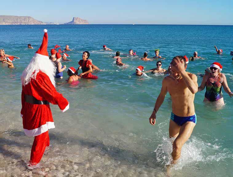 Det var litt av et liv på stranden da over 100 nisser og noen av deres kamerater kom for å ta sitt tradisjonelle nyttårsbad.