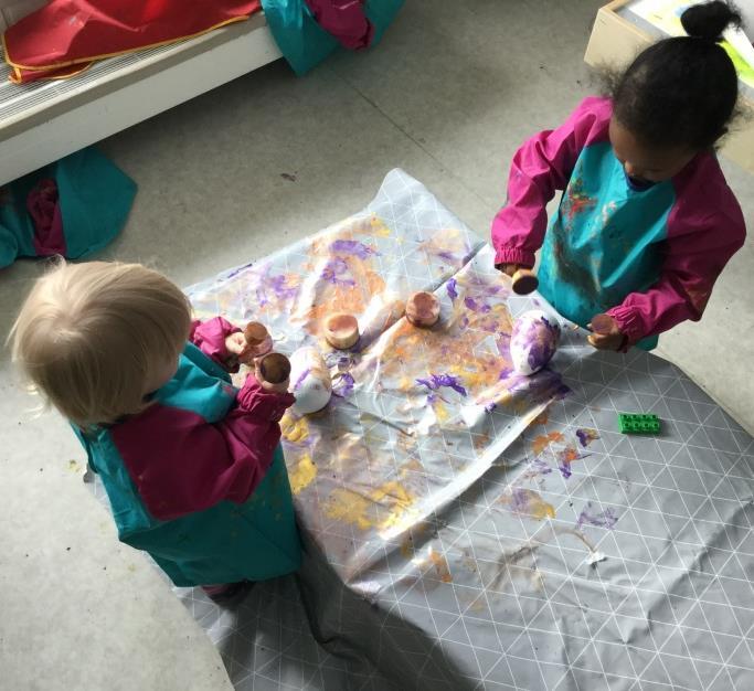 Forming I mars har vi jobbet videre med maling, som flere i barnegruppa virkelig har lagt sin elsk på.