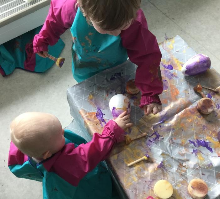 Barna er utrolig løsningsorienterte når de har tatt i bruk svampene til maling, de bruker svampene til