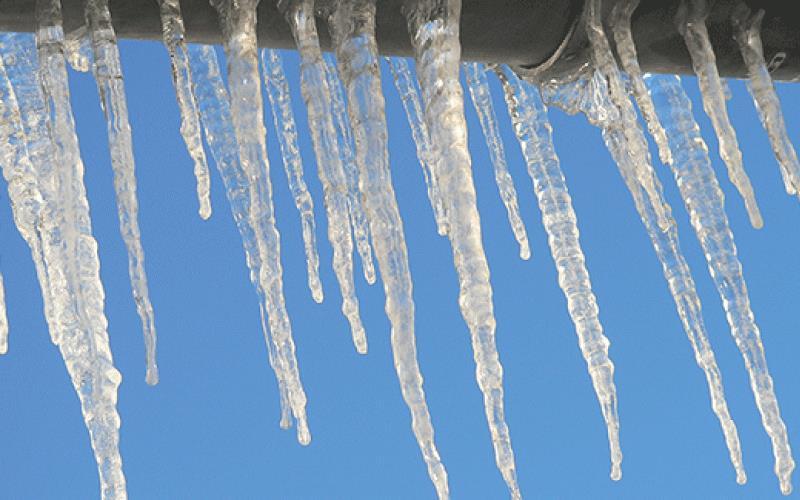 Noen barn spiser av erfaring mye snø og is. Kanskje tar vi litt is/snø fra sandkassen, er dette så rent som det ser ut som?