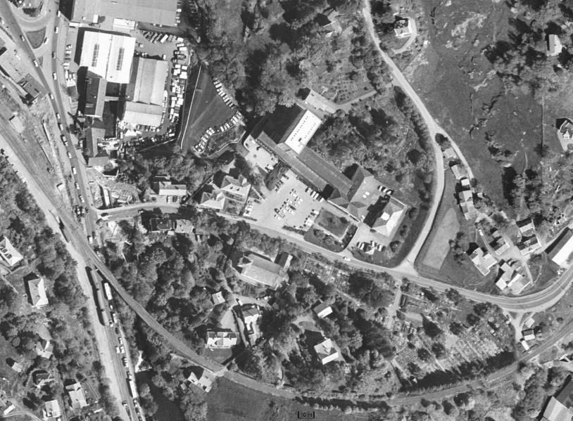 Ortofoto fra 1971. Bildet viser Fana herredshus slik vi kjenner det i dag, med stor parkeringsplass foran.