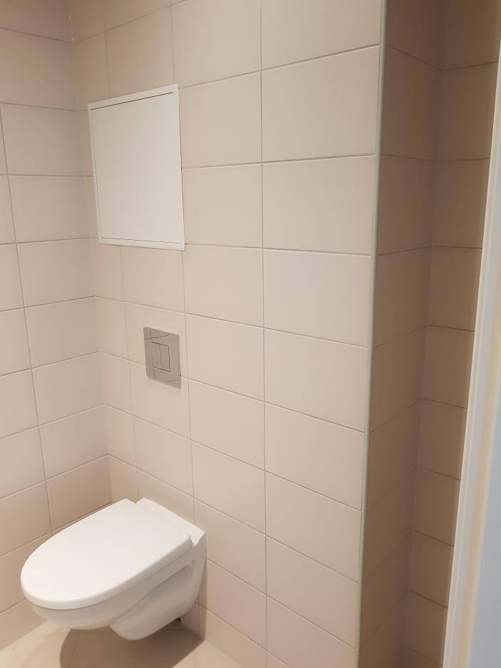 Vegghengende WC og stoppekraner Vegghengende WC er solid og tåler de samme belastninger som vanlige WC Enklere renhold Lekkasjevarsling fra