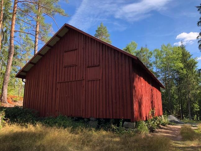 Øvre basseng er knyttet til dammen med en luke og til