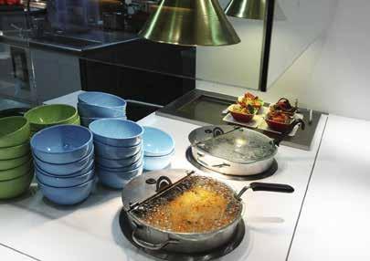 For servering av varme retter finnes det vannbad, keramiske varmeplater og integrerte suppe kjeler. 160 mm dype brønner og keramiske plater kan leveres i størrelser 1-3 GN 1/1.
