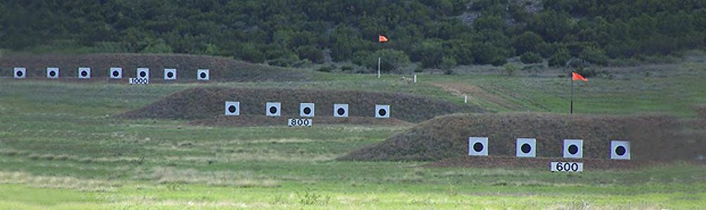 Andre vil kanskje meine at langhold starter på til dømes 500 meter og lengre. Når holda vert lange vil kulene også ha lengre flygetid.