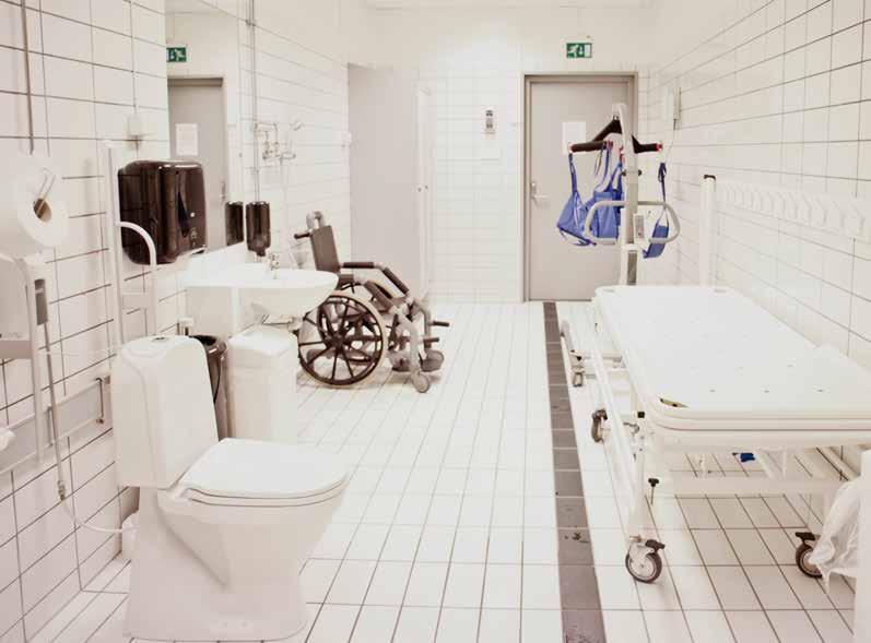 Toalettet er plassert med avstand til vegg slik at man kan få plass til rullestol ved siden av toalettet (se kap. 5 for krav). Her vises en funksjonell garderobe for de med ekstra behov. TEK10 12-21.