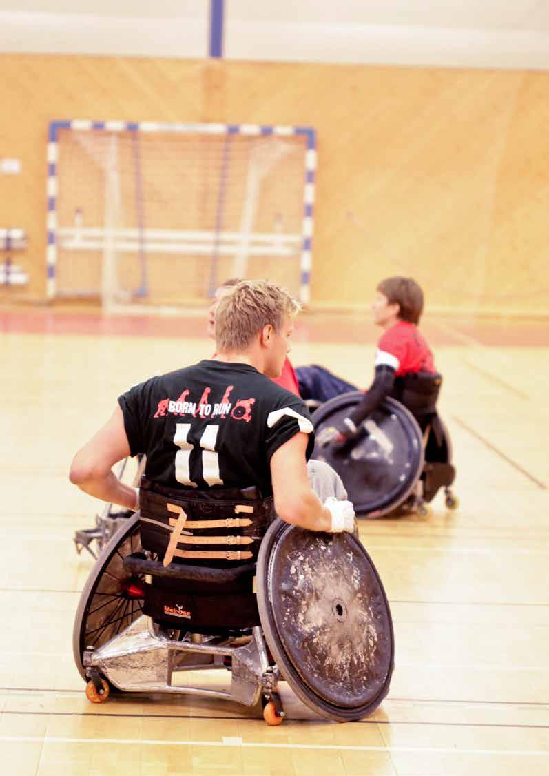 Rullestolrugby spilles med en volleyball på en basketballbane. Det er 4 spillere på hvert lag.