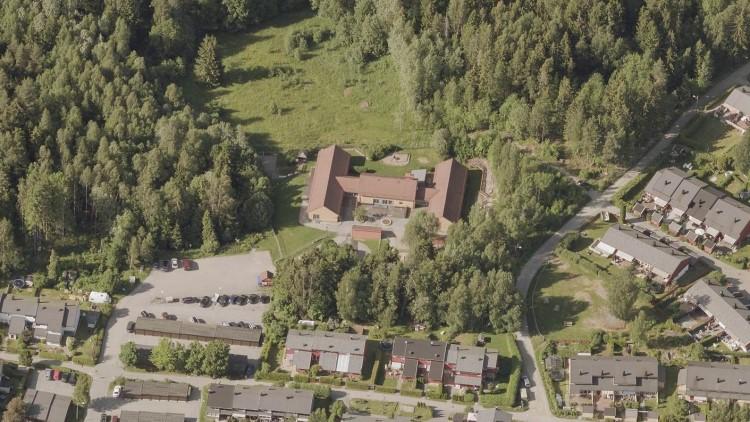 Alternativ 1 Smedsrud barnehage erstattes med skole. Om lag 10 mål tomt.