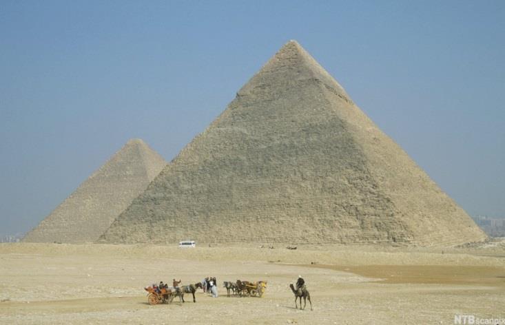 Volumet V av Keopspyramiden blir 3 570 000 m Et svømmebasseng har en lengde på 5,0 meter, en bredde på 1,5 meter og en