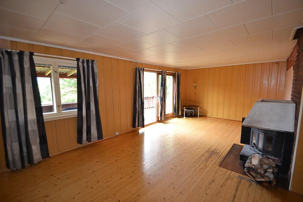 Kjeller (34 m²) inneholder vindfang, stue og soverom.