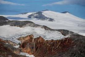 homogen overflate med liten formvariasjon. Kun fjelltopper i randsonene og nunataker bryter opp den dominerende breflaten. Tindepreg 1 Uten tindepreg inne i selve området.