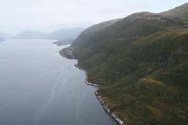 fjordlandskap. Storforma og breie fjorder. Veksling mellom bratte fjordsider med rettlinja kystlinjer til slakt stigende fjordsider med små viker og odder. Felles er fravær av fjordbrem.