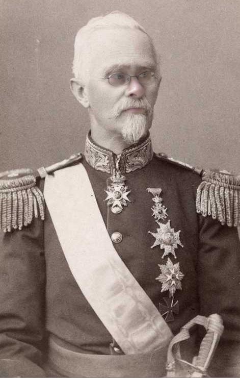 Oberstløytnant von Iversen-Kierulf (1812-1901) var Norges første statsminister med bukkeskjegg (-> se skjegg, bukke-).