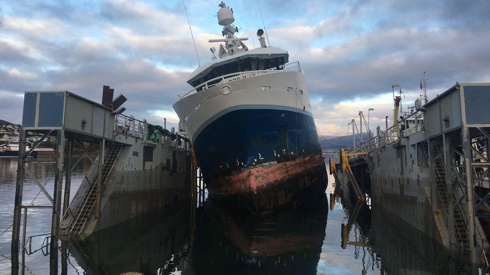 Hva kan gå galt????? Fiskebåt skadet under slipsetting Under slipsetting var ikke verkstedets folk forsiktige nok.