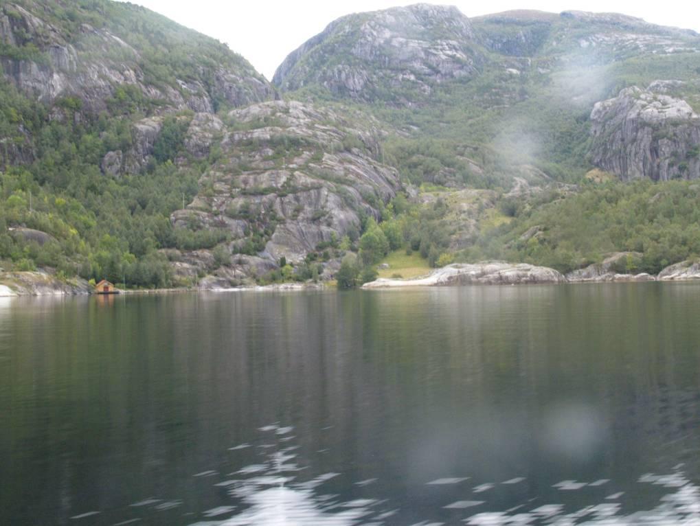 Konsesjonssøknad for utbygging av Segadal Kraftverk VEDLEGG 4 Bilde 2: Segadal sett fra fjorden.