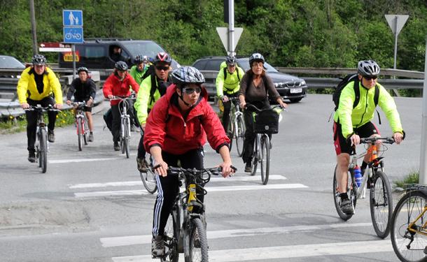 Dagens (i hovedsak) sentrumsrettede rutetilbud suppleres med ruter til/fra viktige reisemål utenfor kollektivbuen.