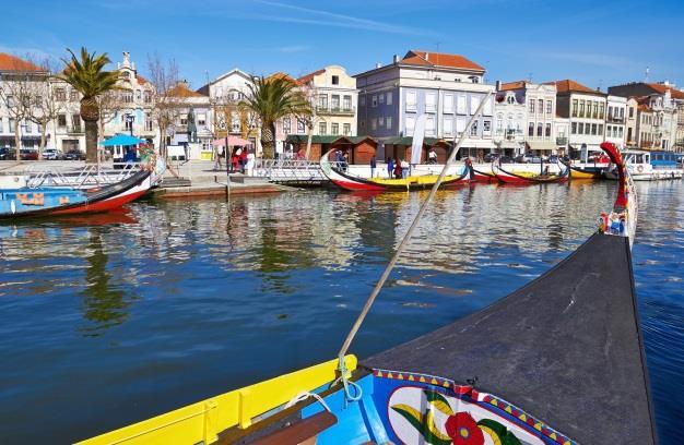 Vi kjører så videre til fiskelandsbyen Sesimbra hvor vi spiser lunsj på en lokal fiskerestaurant. Etter lunsj blir det noe tid på egenhånd. Retur til hotellet på ettermiddagen.