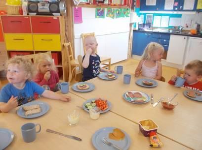 Dere trenger å ta med: Frokost dersom barnet skal spise det, nistepakke, vannflaske og en frukt.