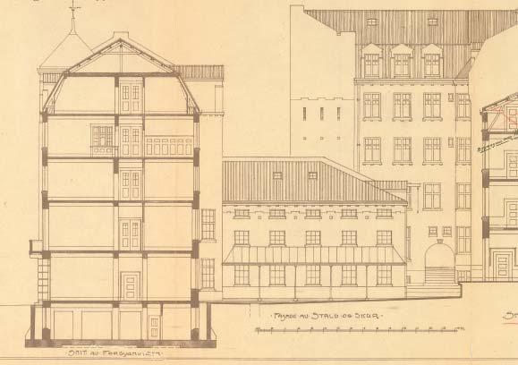 Figur 17. Søndre fasade på «stallen». Snitt gjennom forbygningen. Byggesaksarkivet. Forbygningen Forbygningen har fem etasjer + loft og kjeller.