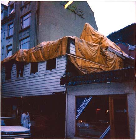 Figur 44. Trebygningen fremst i Kong Oscars gate 24 brant i 1988 og ble revet året etter. Foto fra byggesaksarkivet, Bergen kommune. Figur 45.