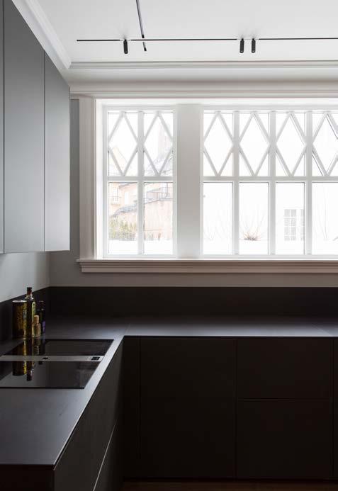 Det er valgt hvitmalte vinduer på kjøkkenet med pålimte