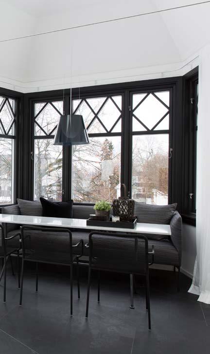Vinterhagen har fått sortmalte vinduer og doble balkongdører som