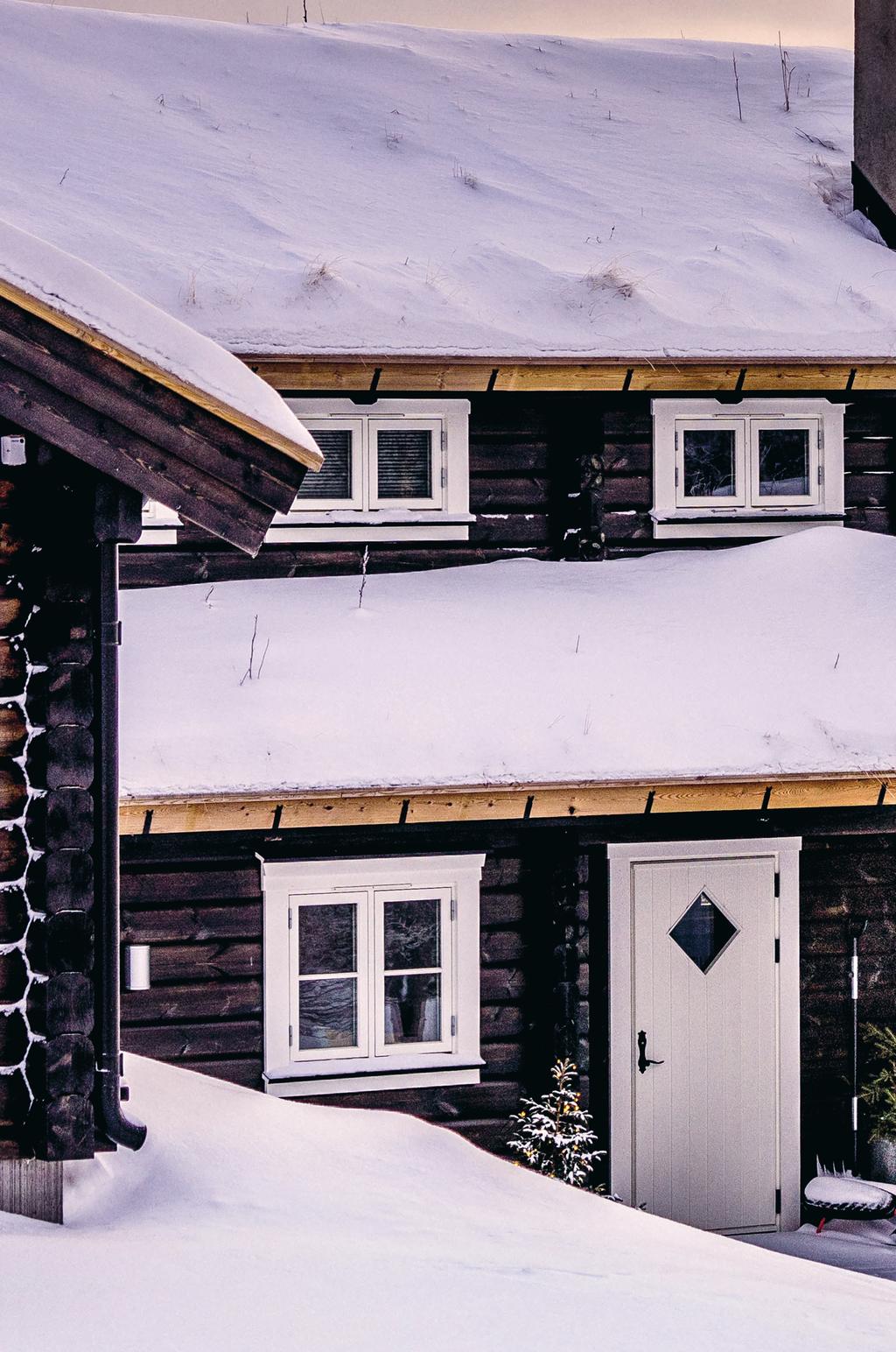 VINDUER TILPASSET NORSKE FORHOLD Om du er ute etter kvalitet som holder, er våre håndlagde ytterdører og boddører noe av det mest utprøvde du får på markedet i dag.