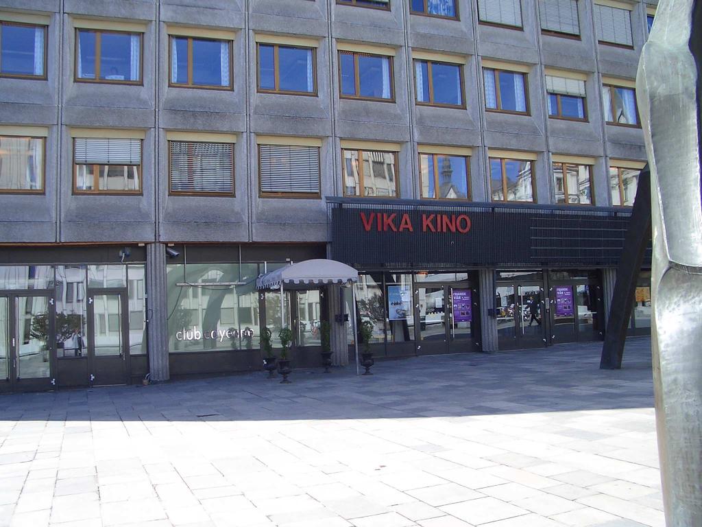 Cayenne & XLNT har inngang fra Johan Svendsens plass, på samme plan som Oslo konserthus ( beliggende til
