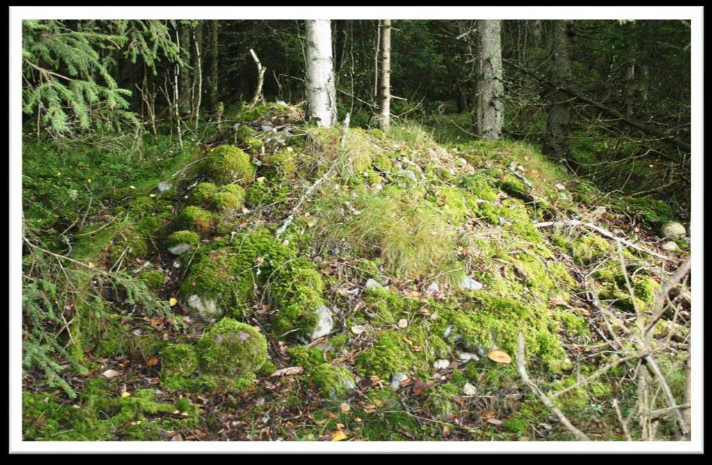 Mål: 4 meter nord-syd x 3 meter øst-vest. Høyde: 0,9 meter.