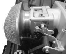 Beskrivelse Nm lb-in. lb-ft Flammefelleklemme 4,5 40 Skifte positiv ventilasjonsventil for veivhus (PCV) Denne motoren er utstyrt med en positiv ventilasjonsventil for veivhuset (PCV).
