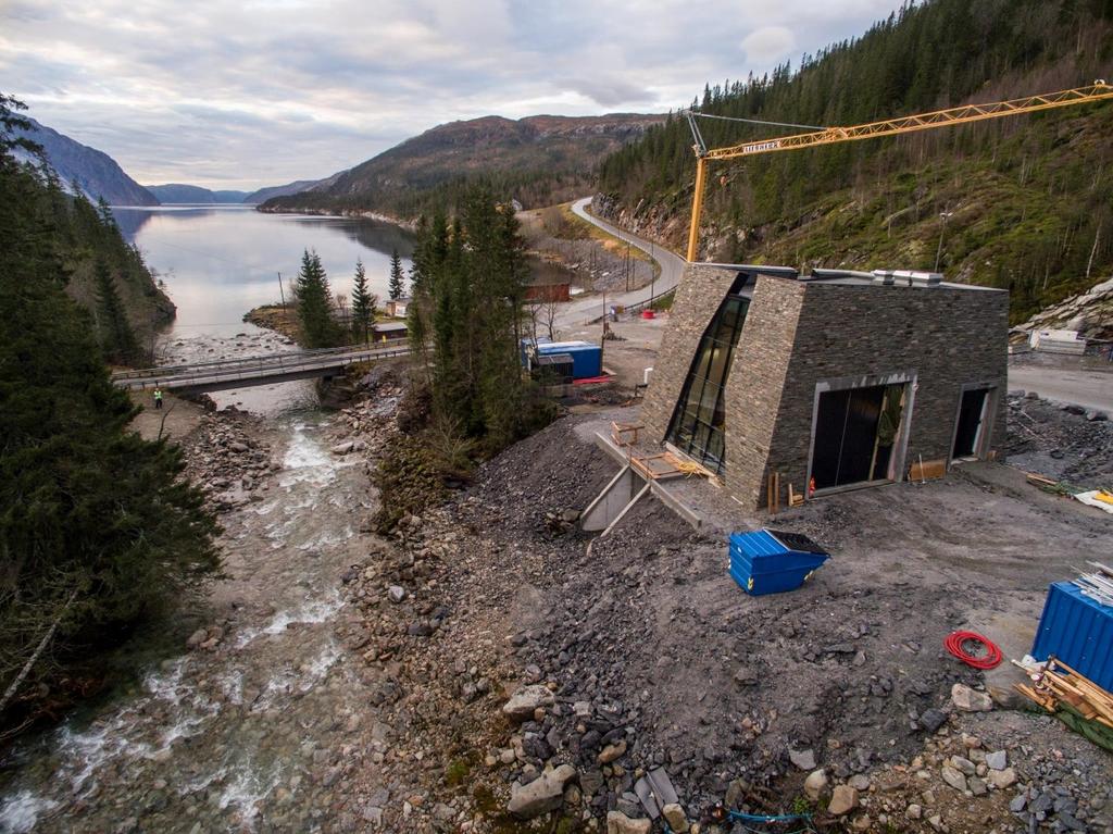 11 Helgeland Kraft AS bygger fem småkraftverk i Tosbotn. Et av disse er Bjørnstokk kraftverk, med en installert effekt på ca. 8 MW. Kraftverket har en maksimal slukeevne på ca. 3500 liter vann pr.