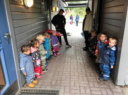 masse kjekt å finne på: sykkel, sand, buskene,