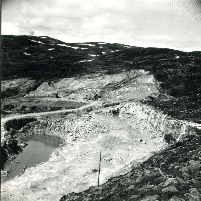 Det vil nok smerte naturelskarar å kome hit opp etter dei store omveltingane. Kjempestore krater er grafsa ned i jakt etter stein, grus og sand. Det er skåre stygge flenger i fjellvidde naturen.