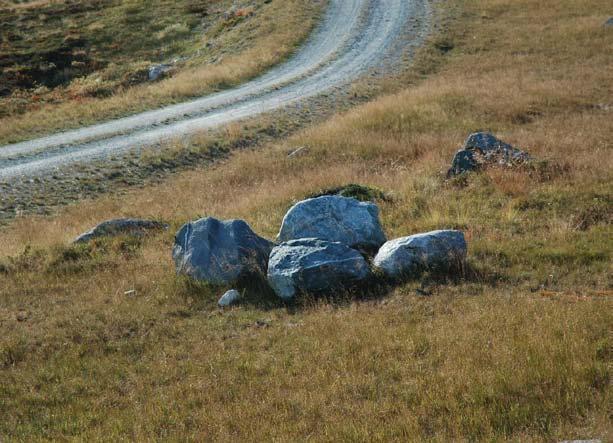 Det var lagt ut stein oppå fyllingene og på platået i sør. Denne steinen var ikke forankret i grunnen, og hadde dermed et flytende utseende.