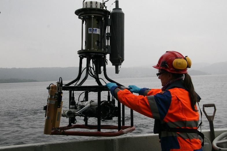 Overvåkningsprogrammet 2013 Hydrografi 23 stasjoner benyttet tidligere måling av saltholdighet, temperatur, oksygen, og turbiditet i vannsøylen Vannprøver 13 prøvetakingsstasjoner (2 m vanndyp