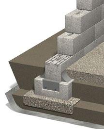 Forbered underlaget Sag av et lag med jord som måler ca. 9000 x 5000 mm og er 500 mm dypt. Pass på å komme ordentlig ned i sanden for å få bort all matjord eller annet udrenert materiale.