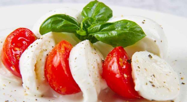 Ved lunsjtid reiser vi opp i fjellene bak Sorrento og besøker en liten produsent av den ekte mozzarella-osten.