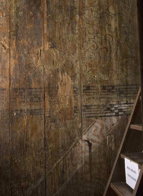 Denne ble satt opp før interiøret ble malt og har bevart deler av limfargedekoren urørt. Fig. 59 viser en detalj fra syddelen av østveggen i koret.
