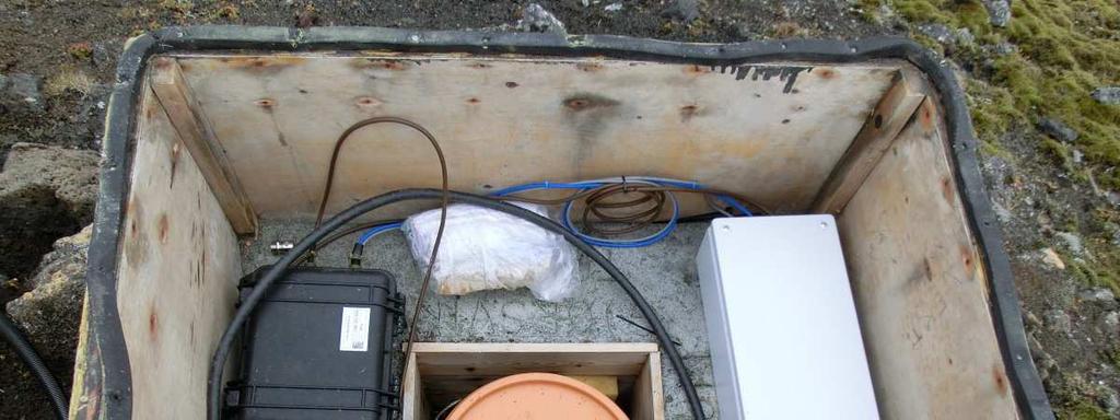 INNLEDNING I forbindelse med oppgradering av seismometer-punkt JMI i Trolldalen på Jan Mayen er det en del arbeid som gjenstår før utstyret fungerer som tiltenkt. Endringene gjelder:.