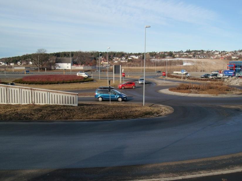 rundkjøringen. Av den grunnen er det kodet to felt de siste 20 meterne inn mot rundkjøringen. Påkjøringsrampen til E6 har ett felt.