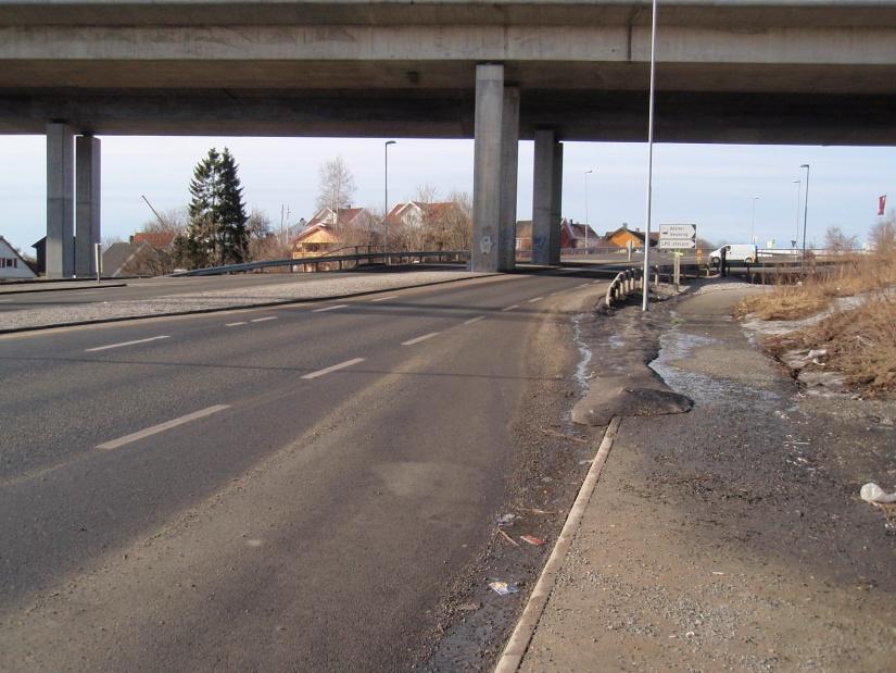 Lengden på feltet anslås til 20 meter. Det er ett felt ut av krysset i denne armen. Bilde 15 viser tilfarten sett fra øst.